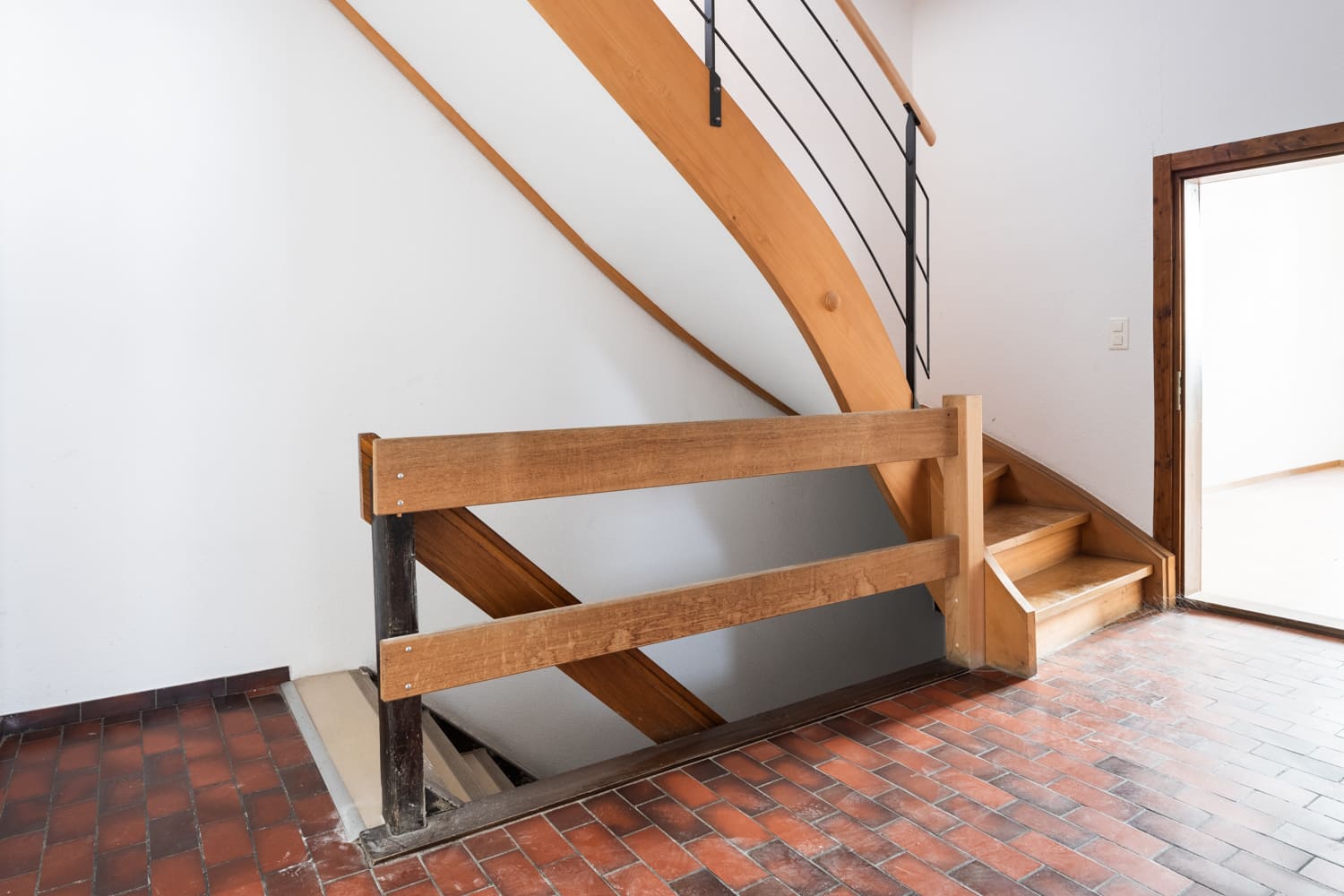Treppenhaus mit Holzgeländer