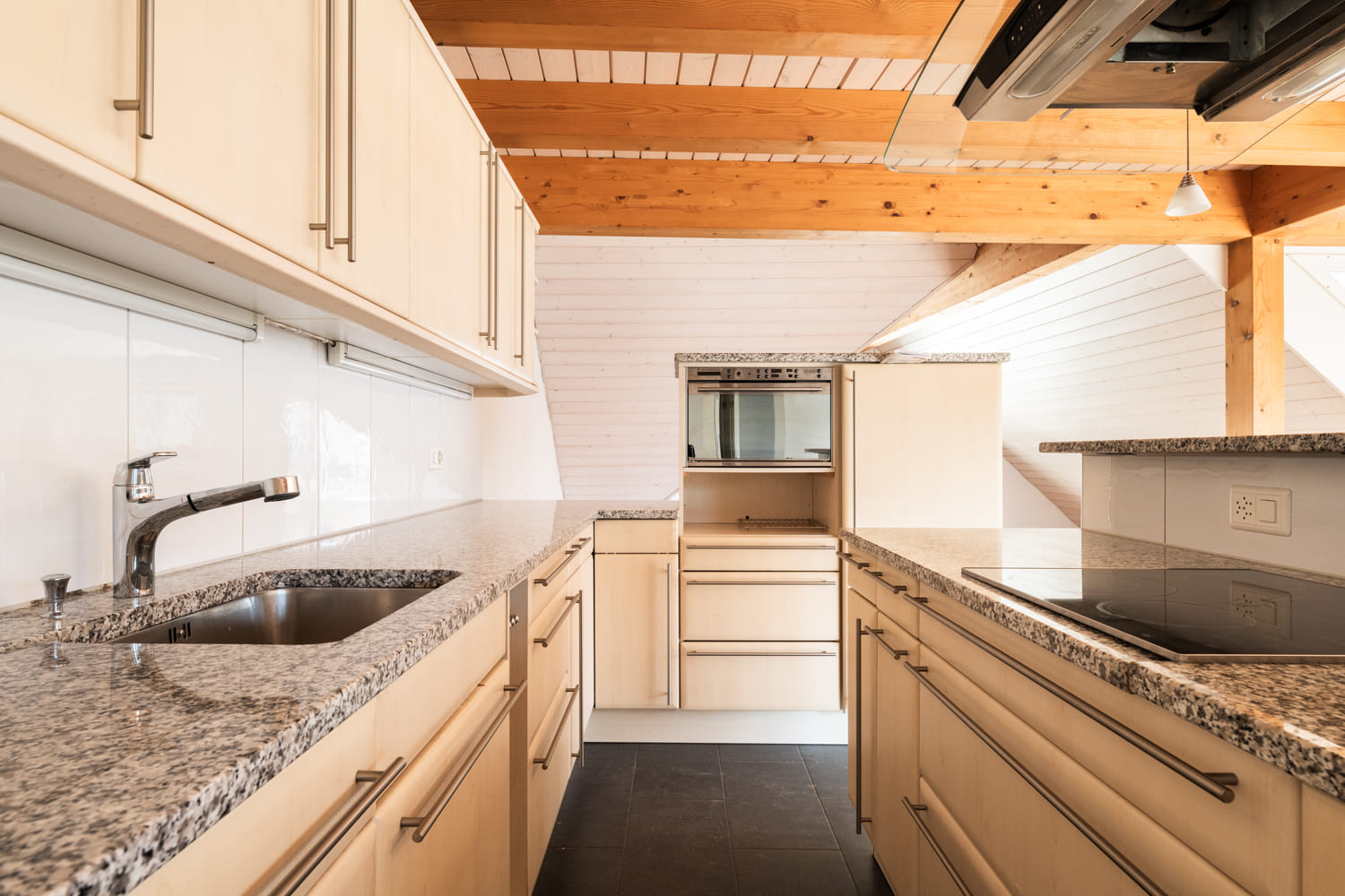 Helle U-förmige Küche mit Holzdecke