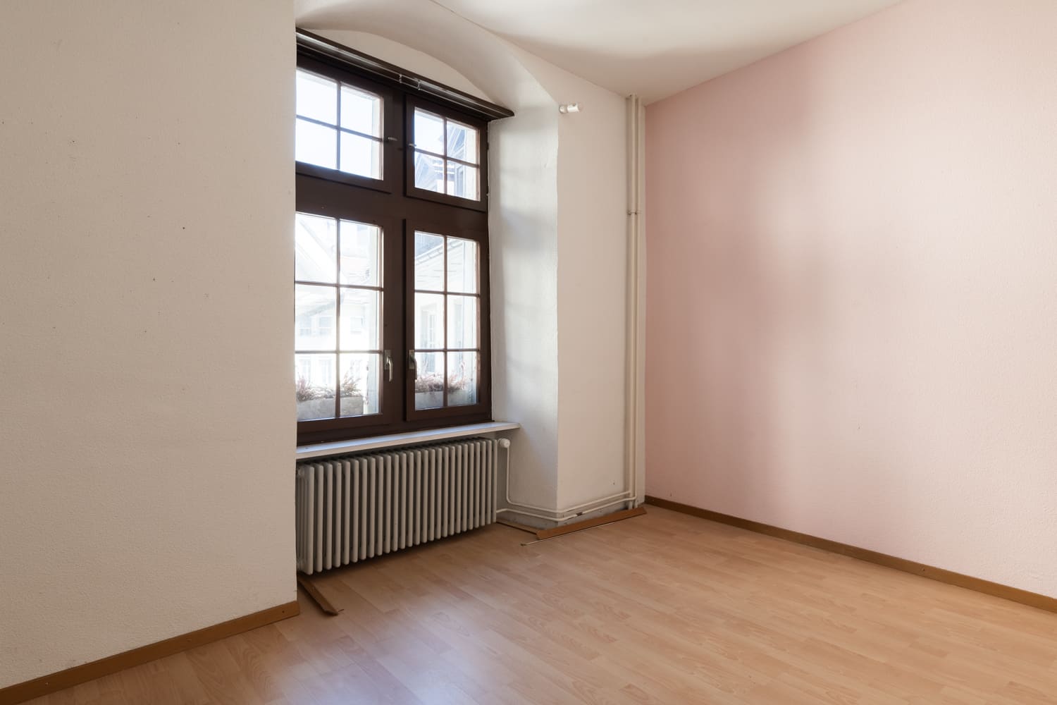 Heller leerer Raum mit Sprossenfenster