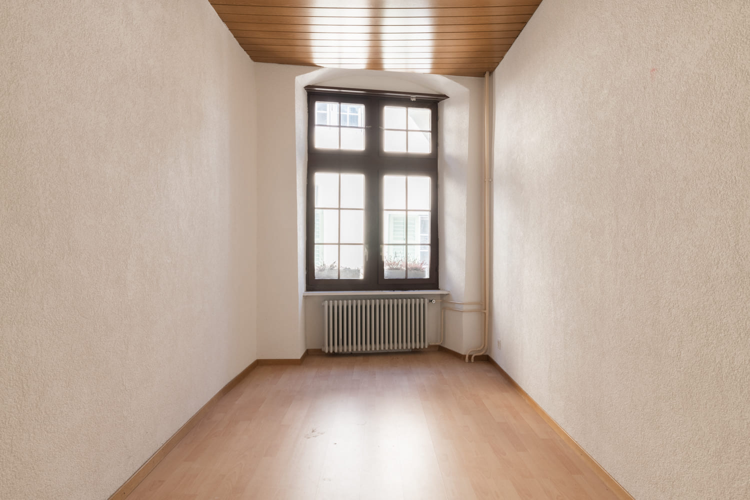 Schmales leerstehendes Zimmer mit Fenster