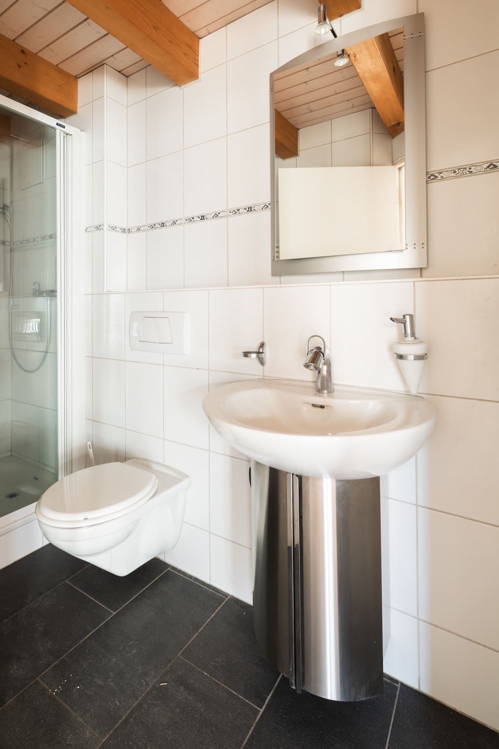 Kleines Bad mit WC und Waschbecken