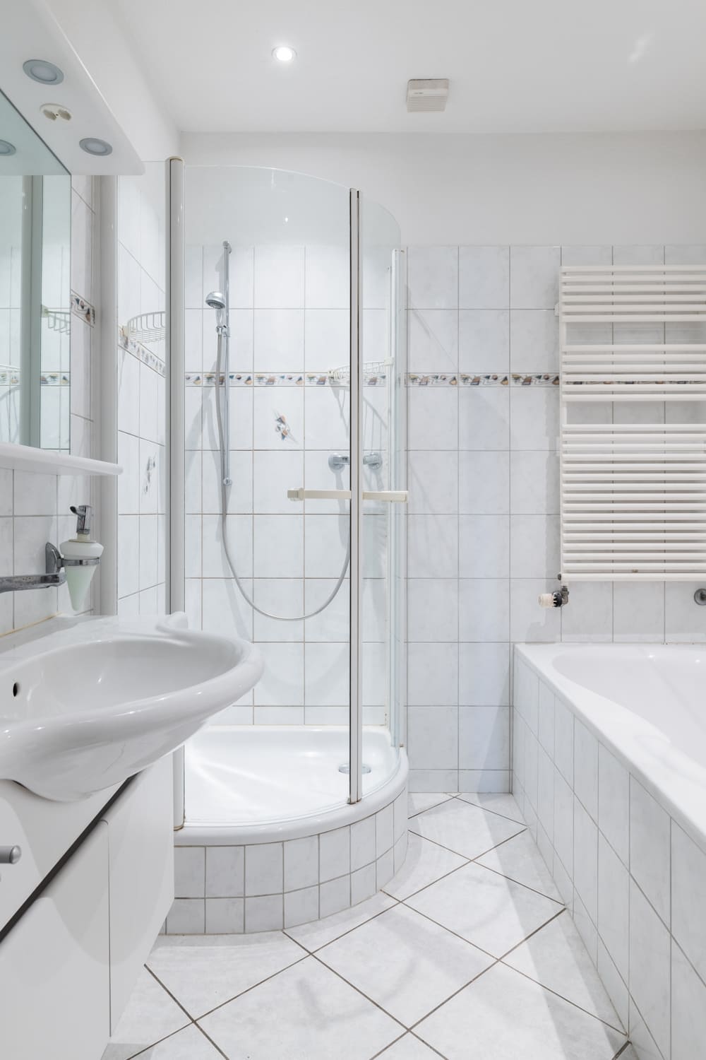 Helles Badezimmer mit Dusche und Badewanne