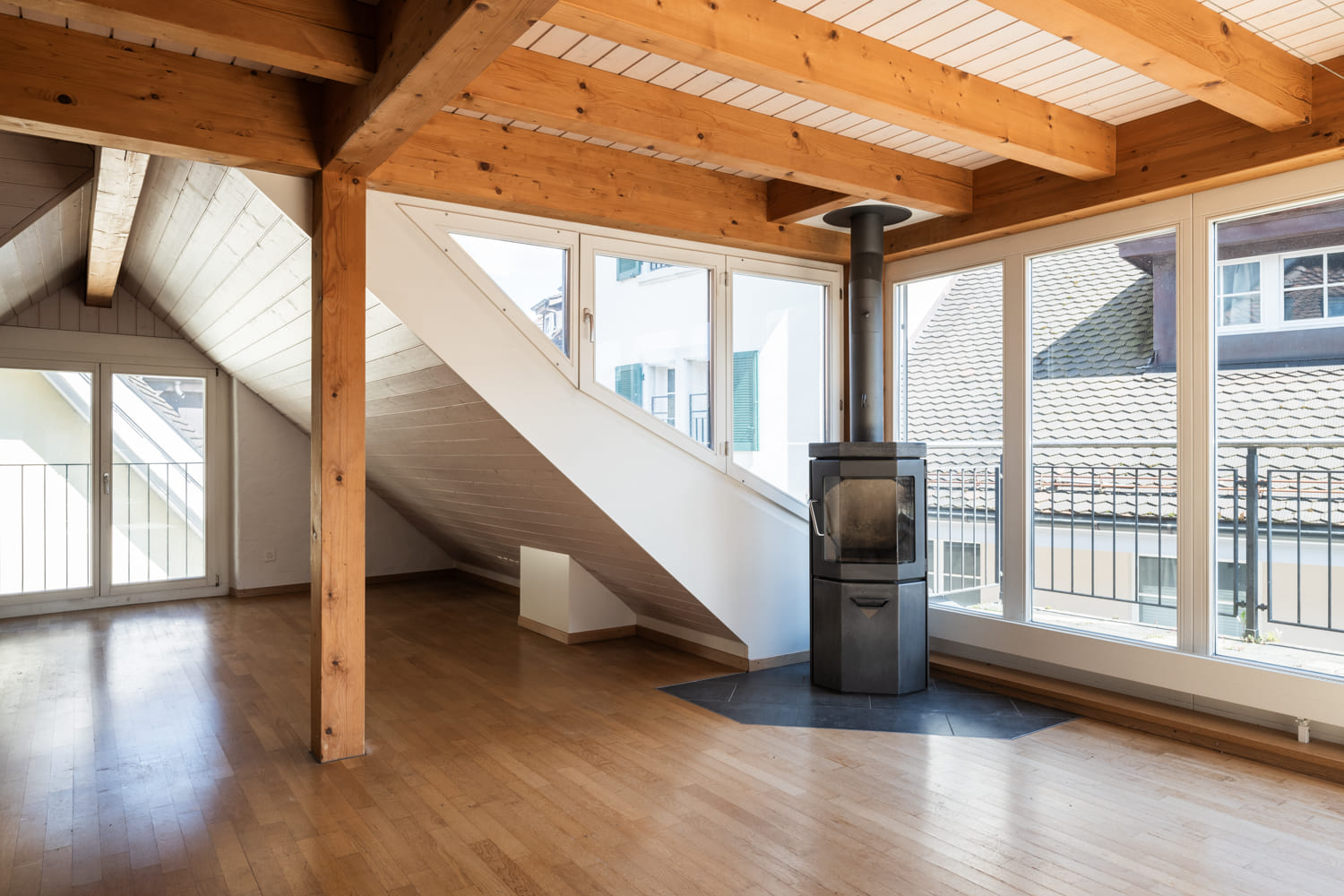 Ausgebauter Dachgeschoss-Wohnraum mit Kamin