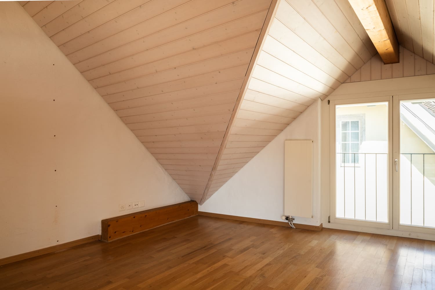 Dachzimmer mit Holzdecke