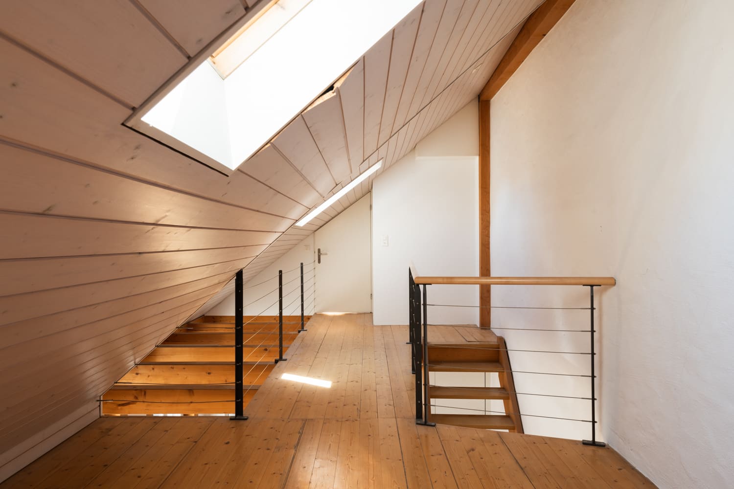 Dachgeschossflur mit Treppe und Dachflächenfenstern