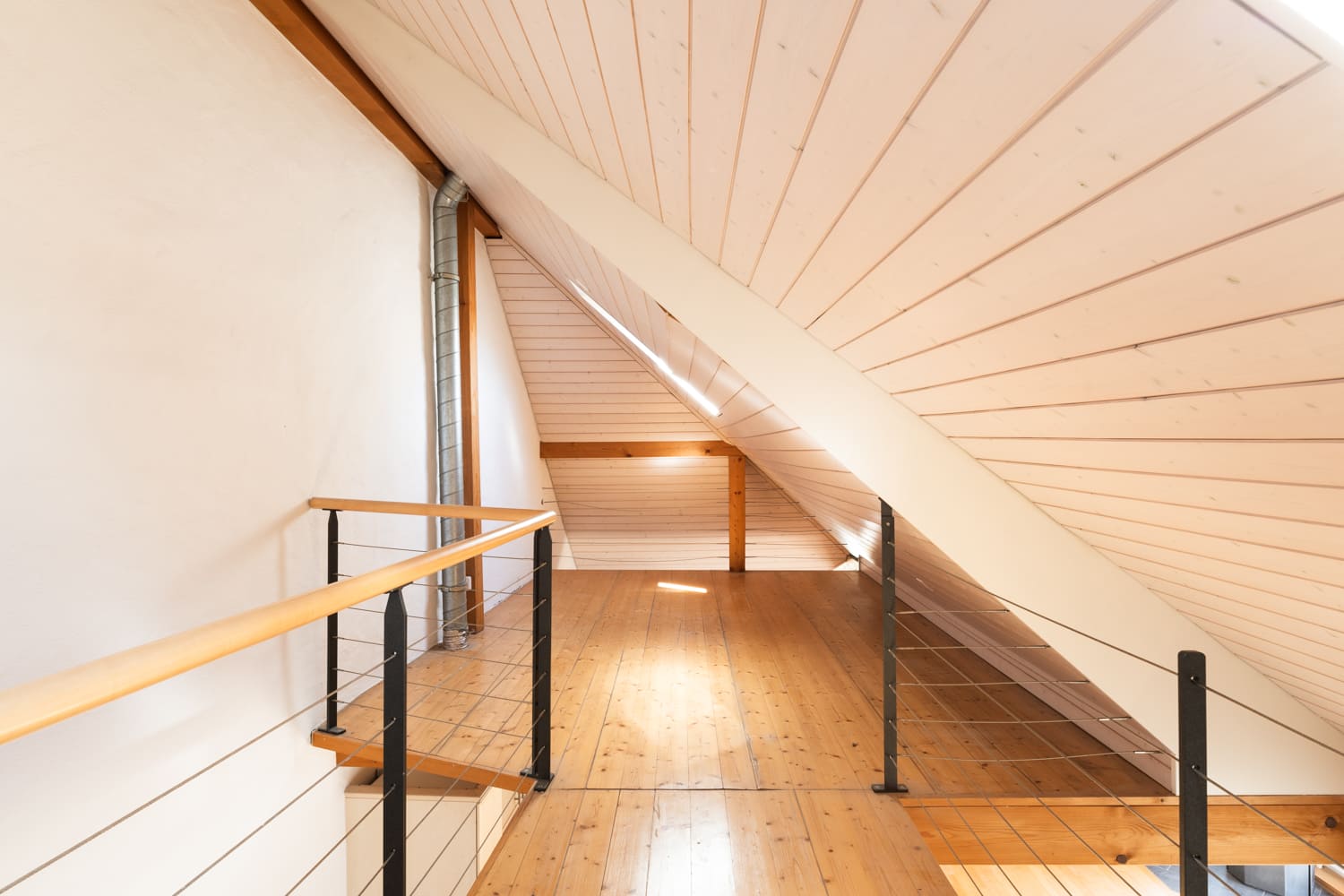 Dachgeschoss-Galerie mit Holzboden