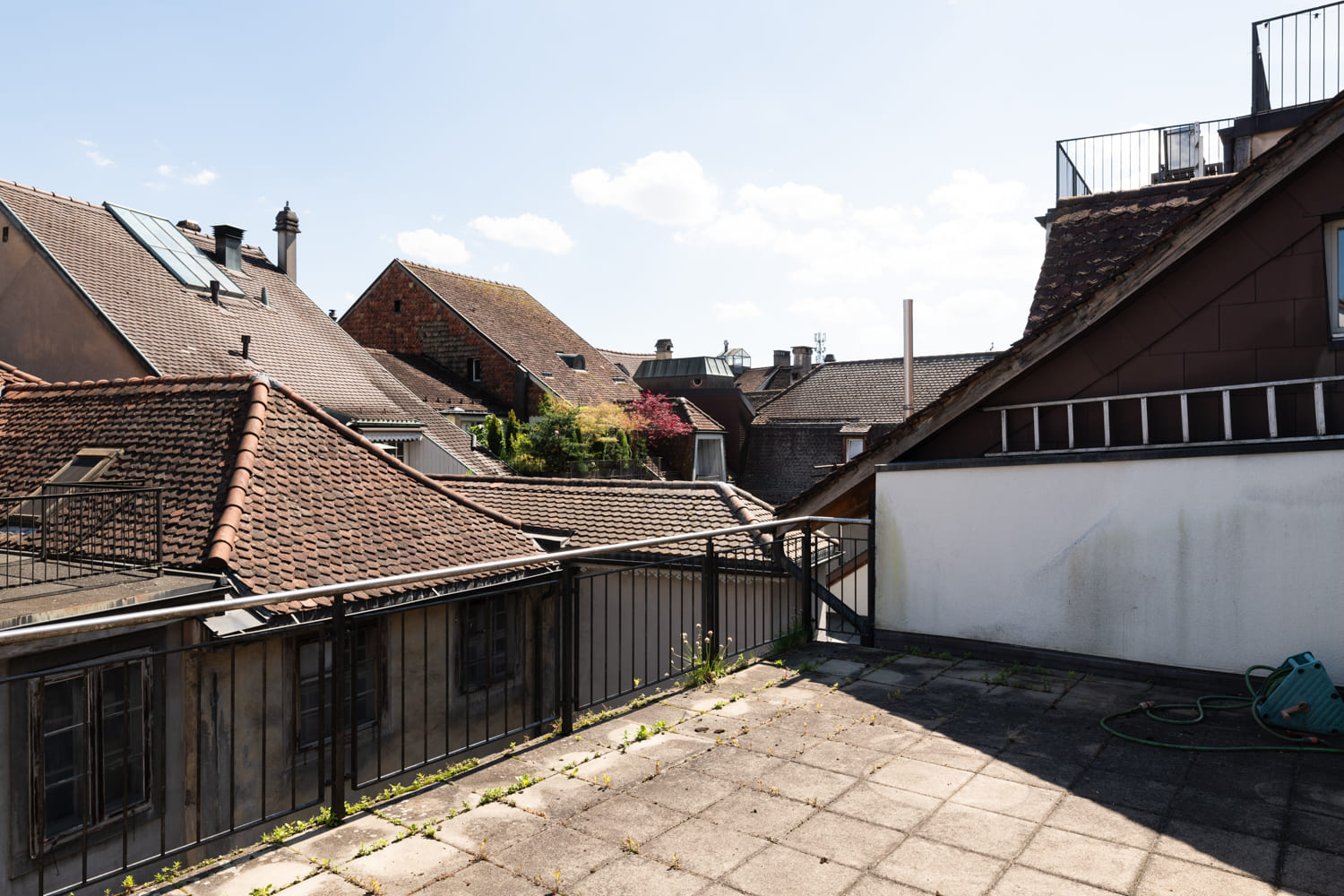 Dachterrasse mit Blick über Nachbardächer