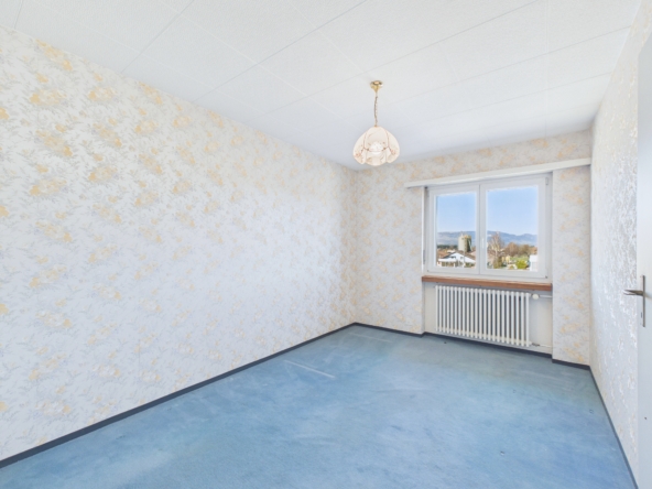 Leeres Zimmer mit Fenster und altmodischer Lampe