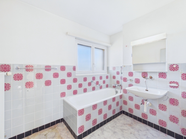 Badezimmer mit rosa Fliesenmuster