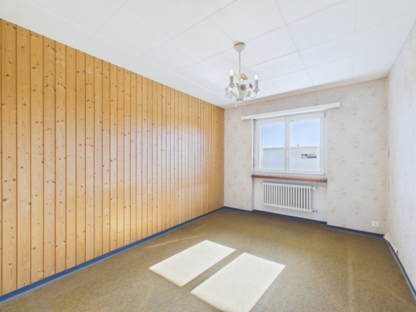 Heller leerer Raum mit Holzpaneelwand