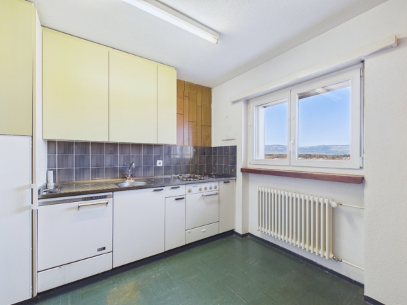 Kleine Küche mit Fenster und Heizkörper