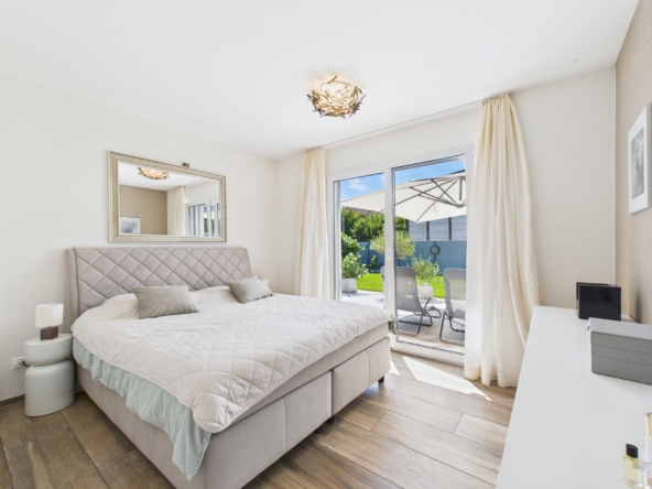 Helles Schlafzimmer mit Zugang zur Terrasse