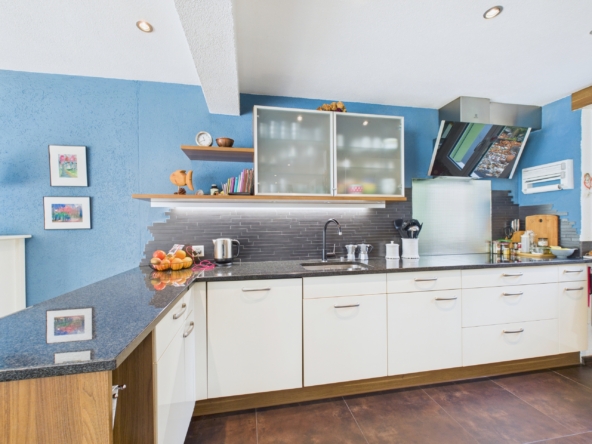Moderne Küche mit blauen Wänden