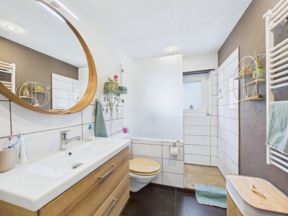 Modernes Badezimmer mit Holzakzenten