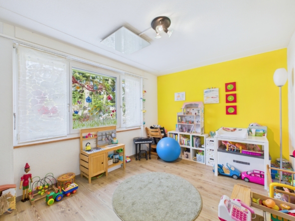 Buntes Kinderzimmer mit Spielzeug