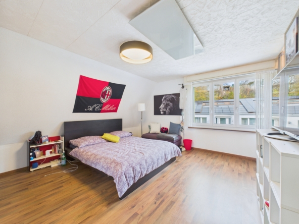Schlafzimmer mit Dachflächenfenster und Doppelbett