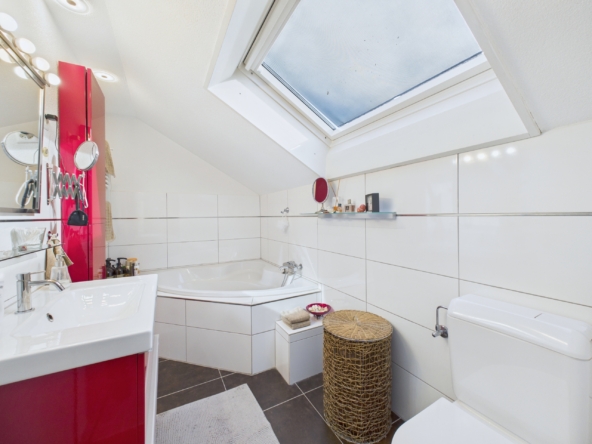 Badezimmer mit Dachfenster