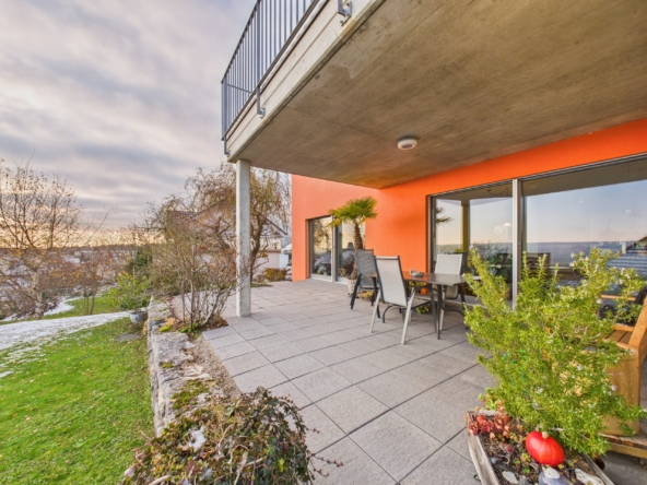 Terrasse mit Glasfront und Ausblick