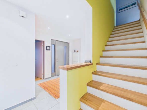 Heller Eingangsbereich mit Treppe