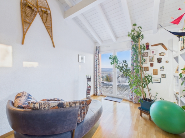 Helles Wohnzimmer mit Balkonblick