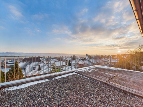 Dachterrasse mit Blick über die Nachbarschaft bei Sonnenuntergang