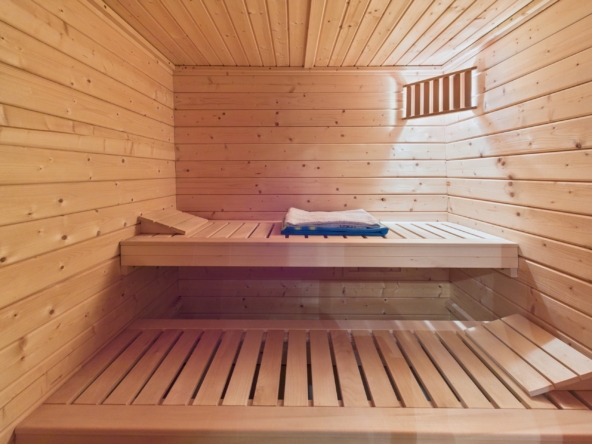 Sauna-Innenraum mit Holzverkleidung
