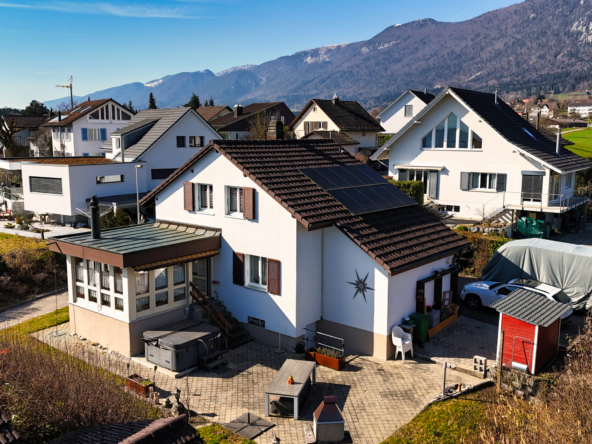 Wohnhaus mit Solardach in bergiger Umgebung