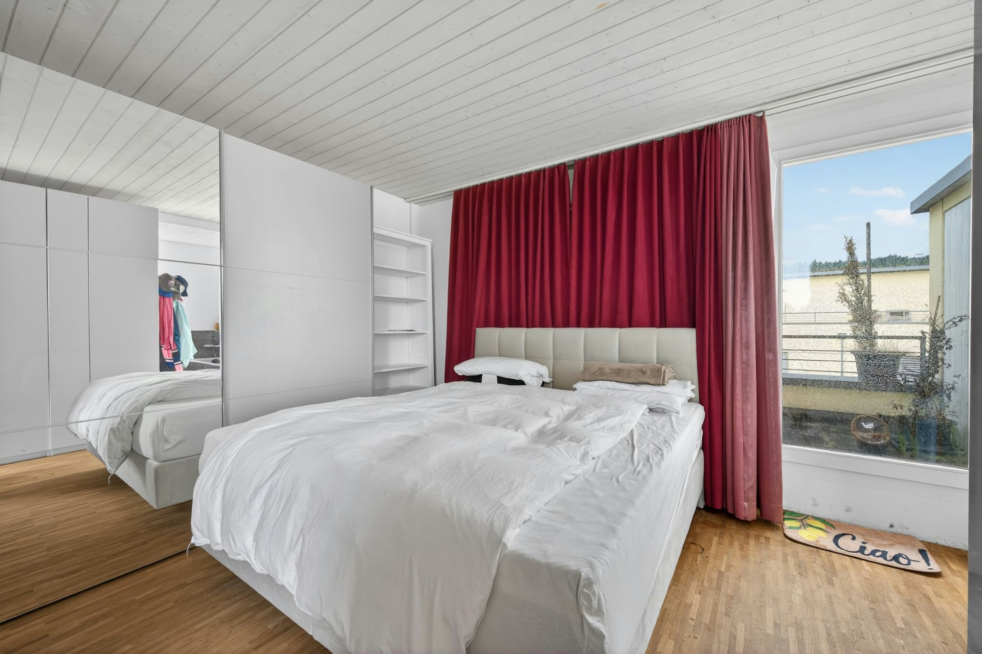 Helles Schlafzimmer mit Balkonblick