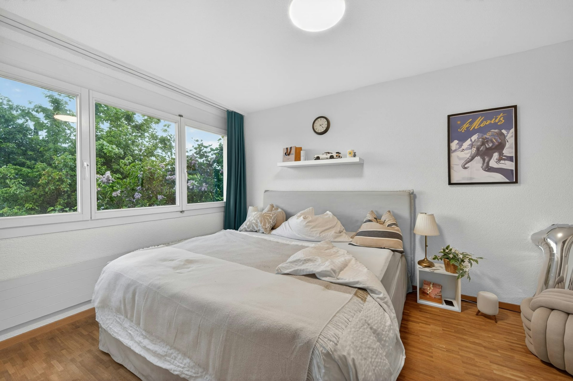 Helles Schlafzimmer mit Blick ins Grüne