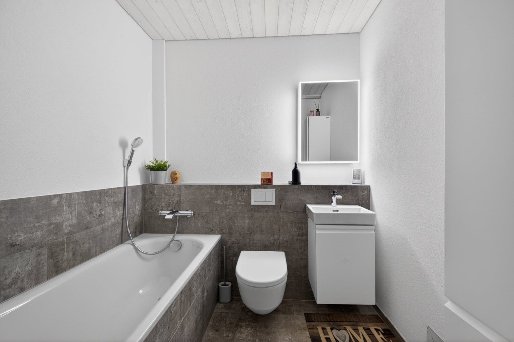 Modernes Badezimmer mit Badewanne, WC und Waschbecken