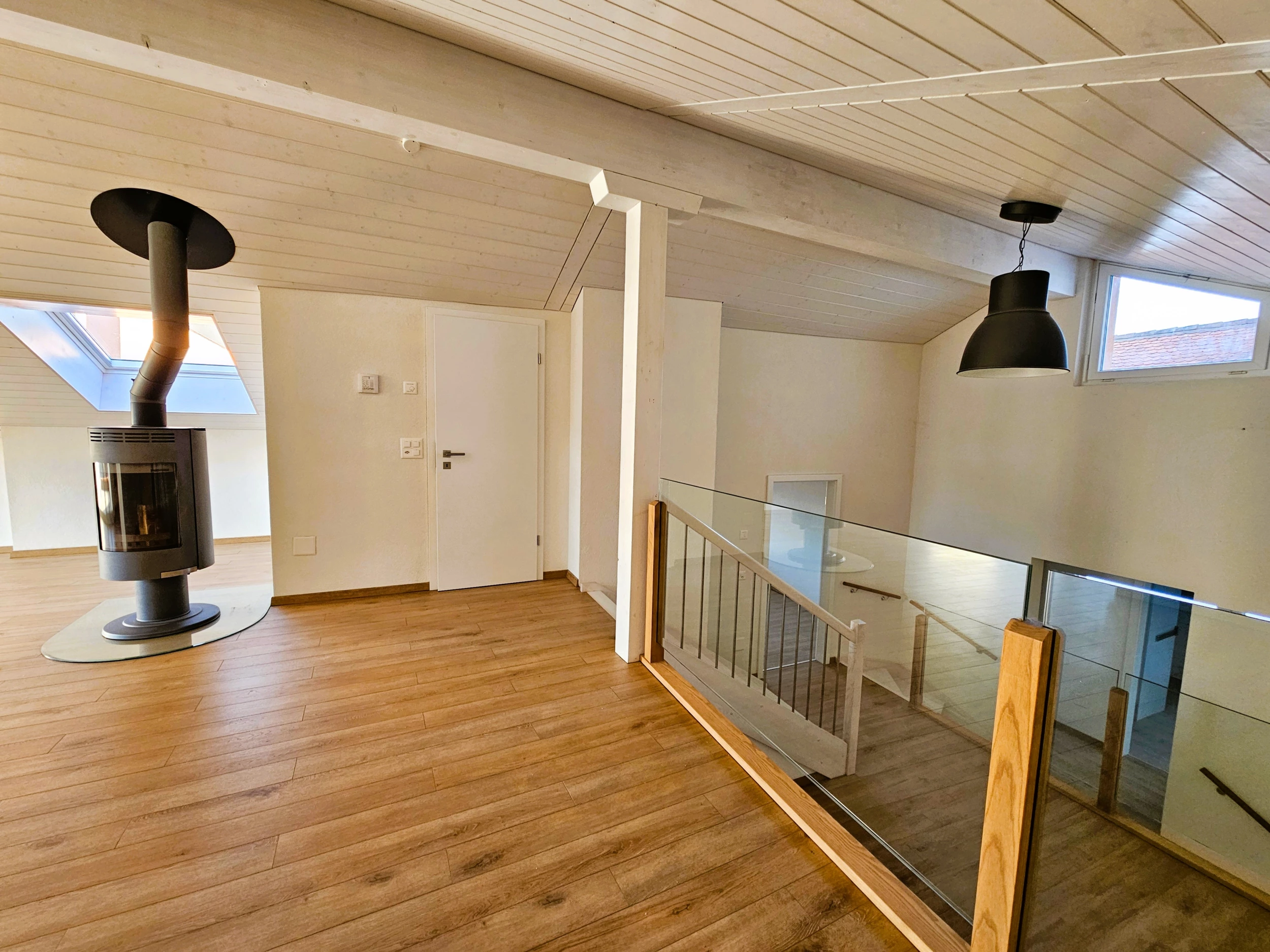 Dachgeschossgalerie mit Kamin