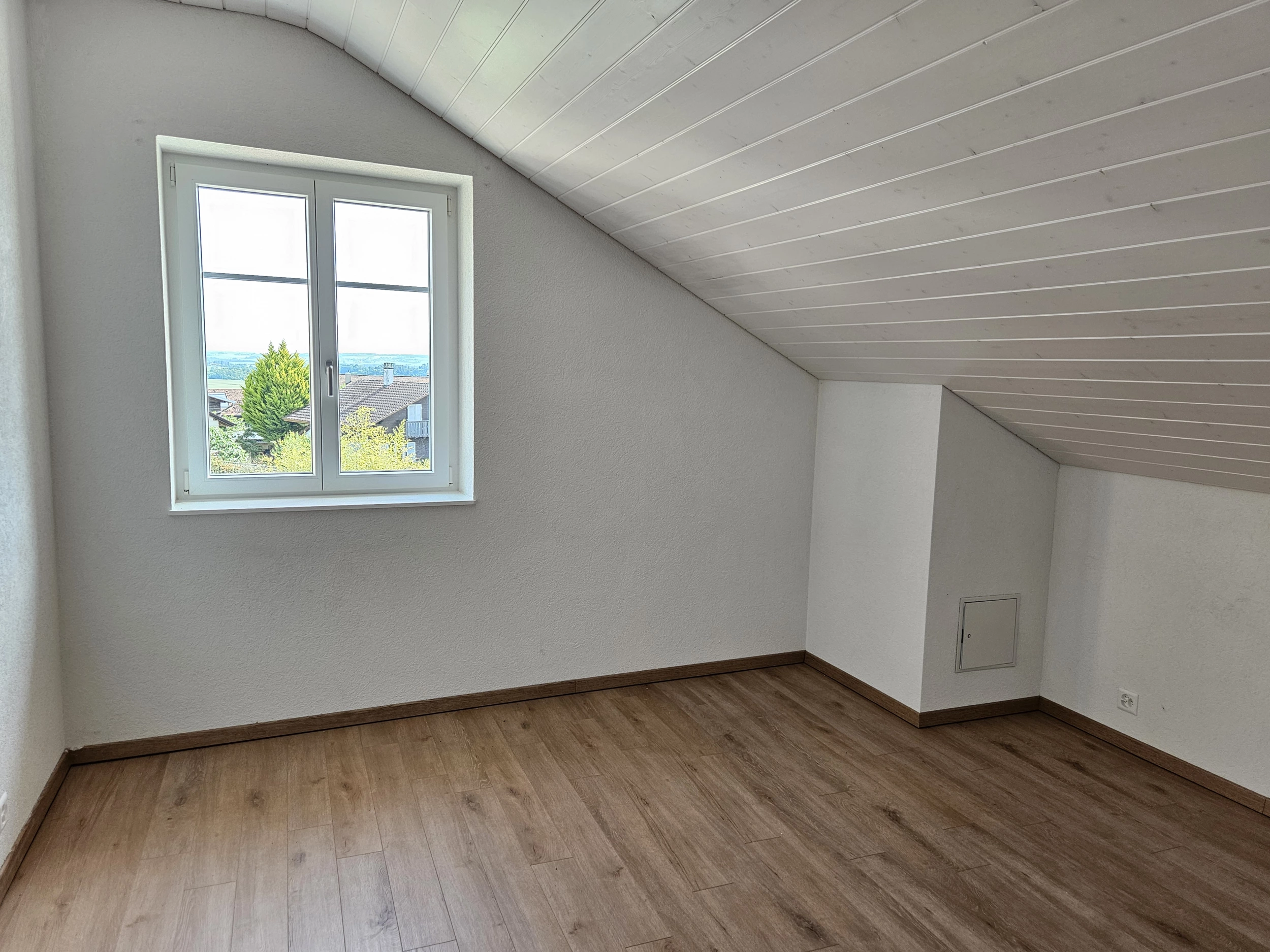 Ausgebauter Dachraum mit Fenster