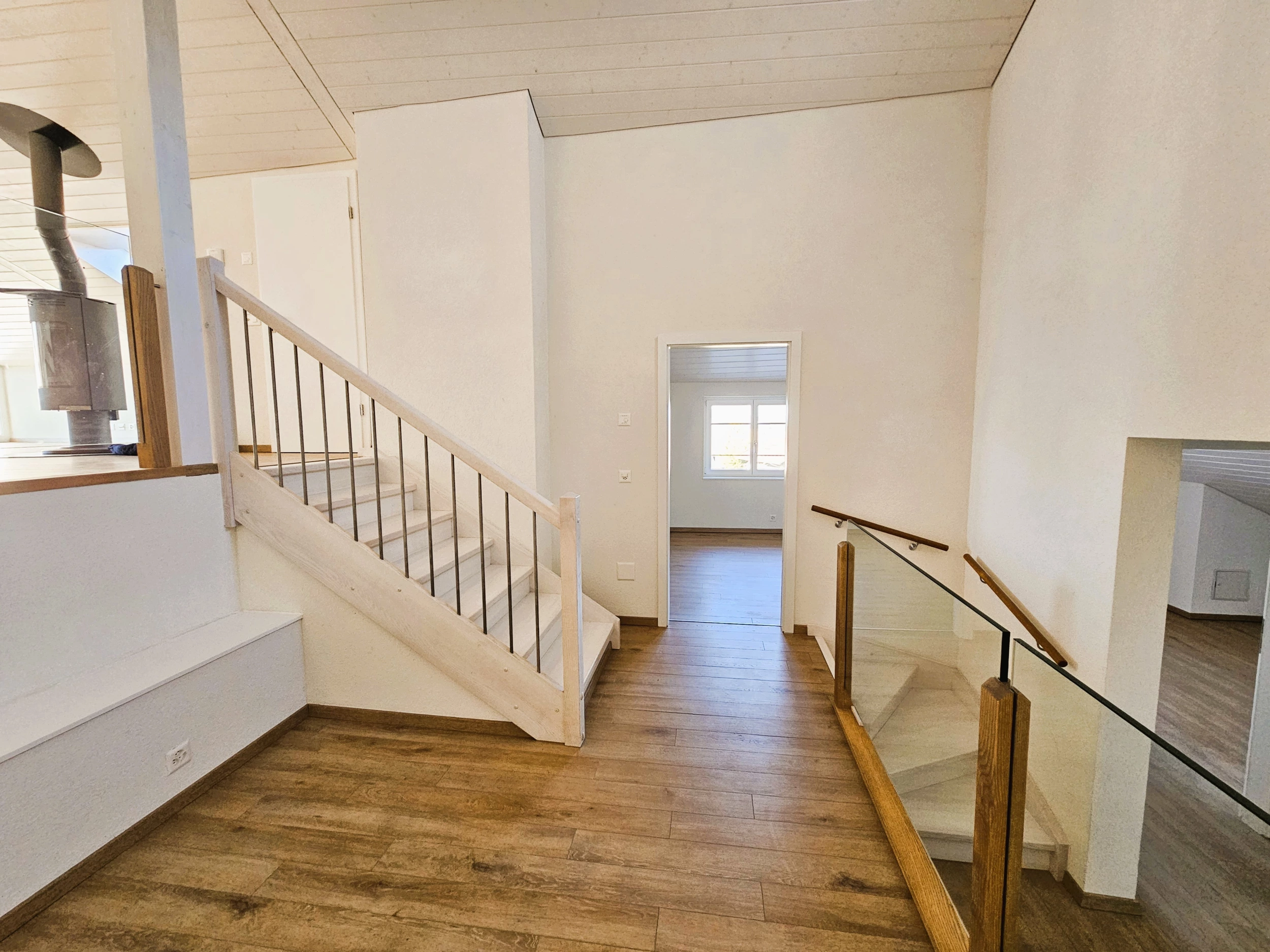 Heller Treppenbereich mit Holzfußboden