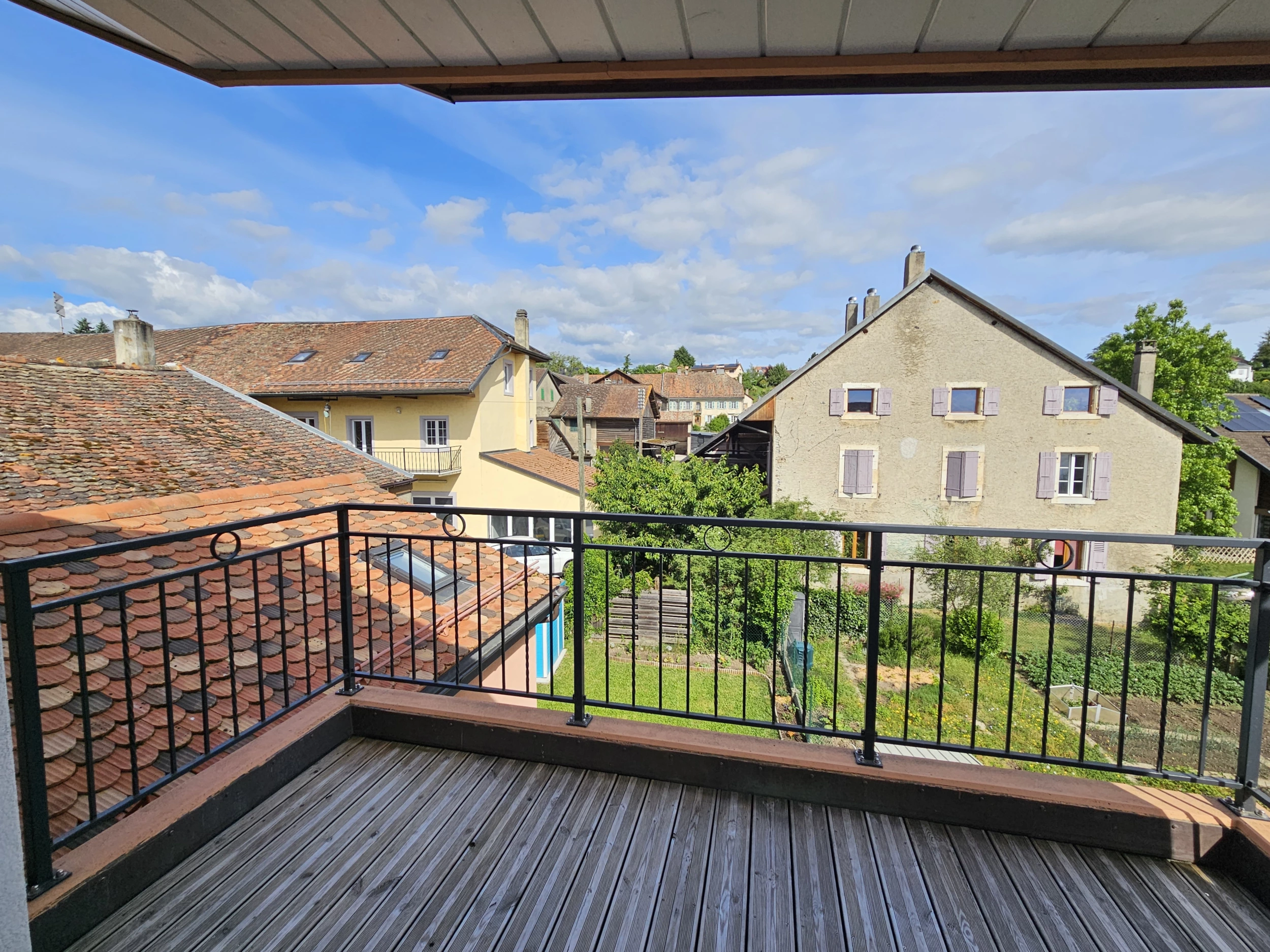 Balkon mit Blick über Wohnhäuser