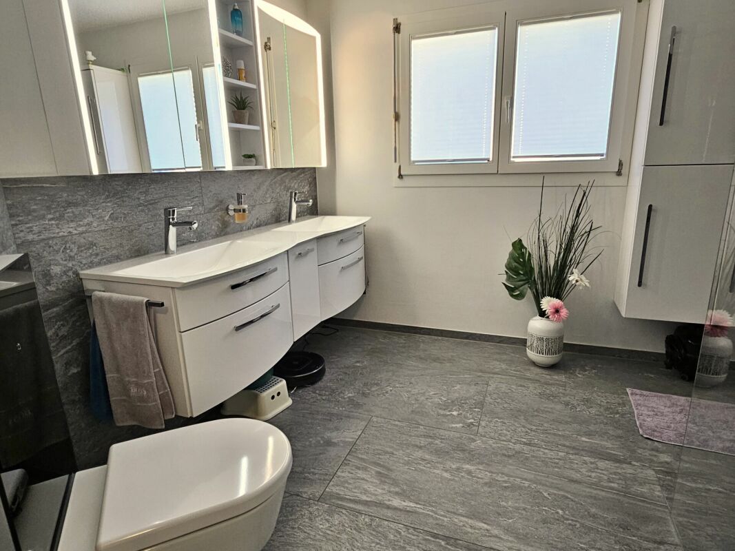 Modernes Badezimmer mit Doppelwaschtisch
