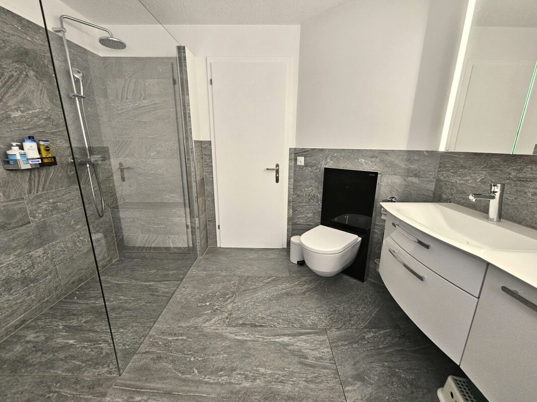 Modernes Badezimmer mit großer Walk-in-Dusche