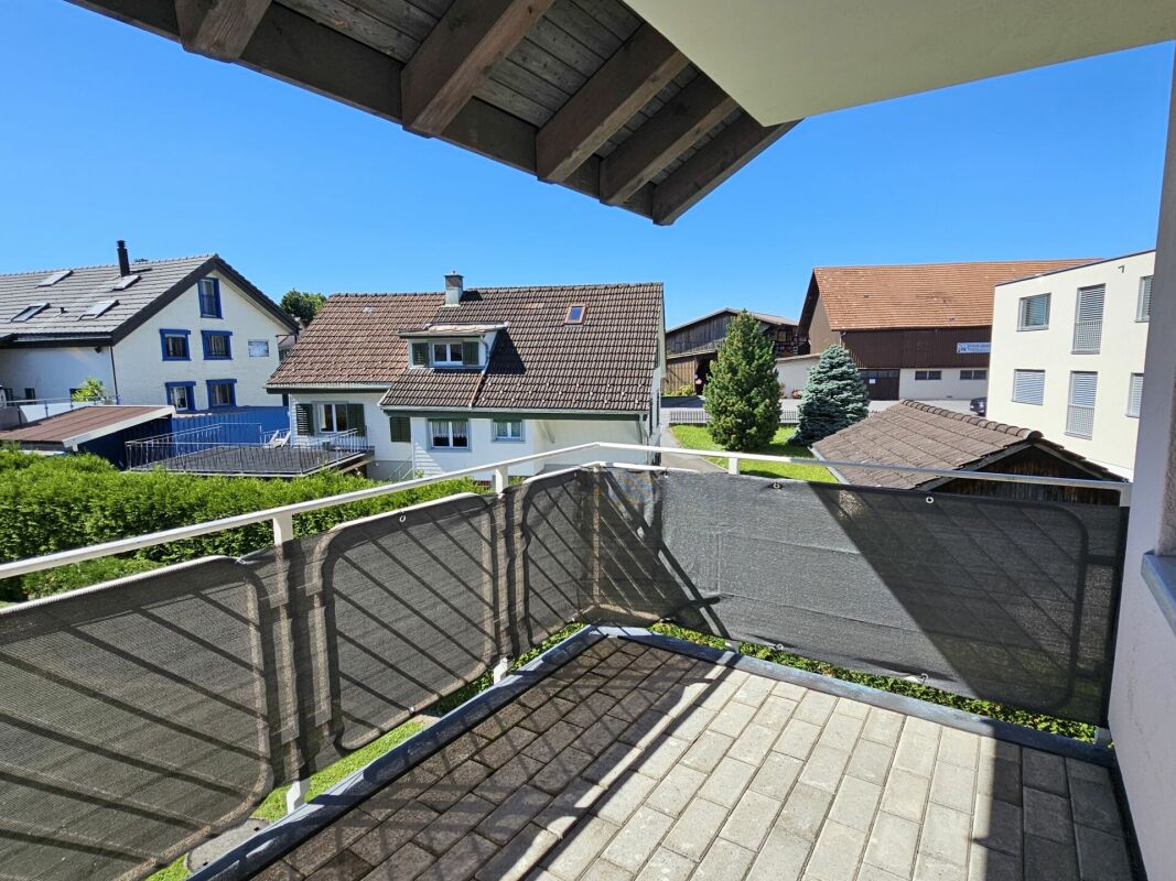 Balkon mit Blick auf Wohnhäuser