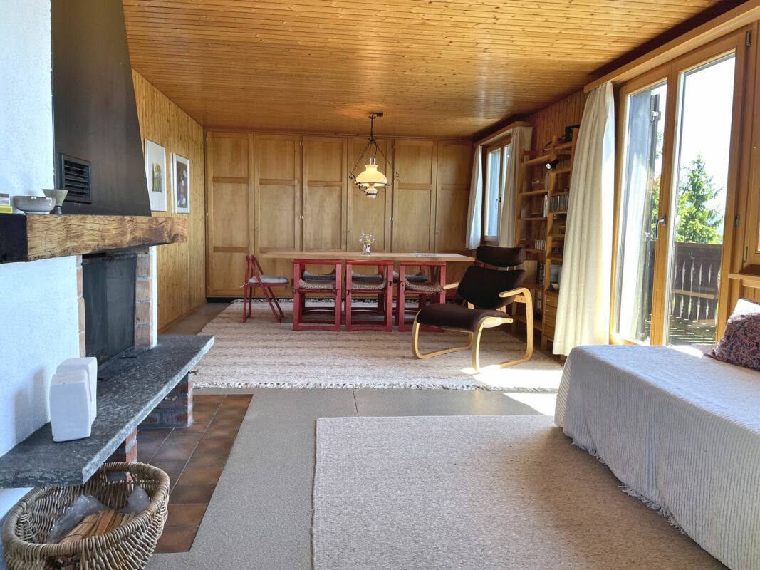 Wohnzimmer mit Kamin und viel Holz