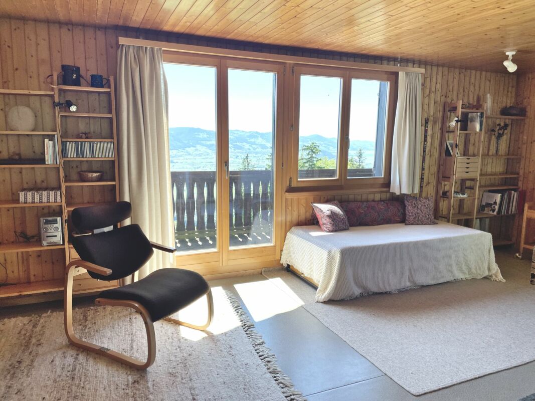 Gemütlicher Wohnraum mit Bergblick