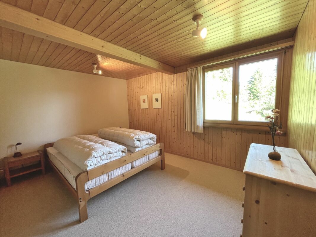 Helles Schlafzimmer mit Holzvertäfelung