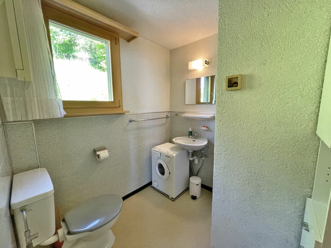 Kleines Badezimmer mit Waschmaschine