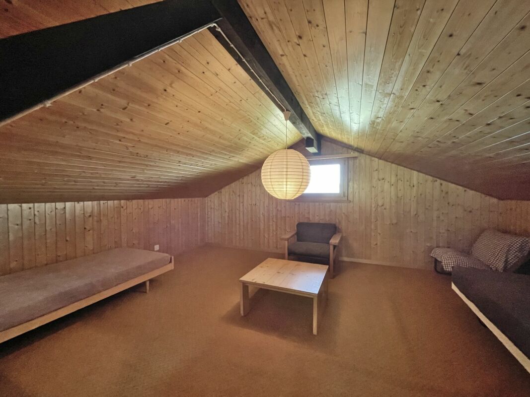 Ausgebauter Dachraum mit Holzverkleidung