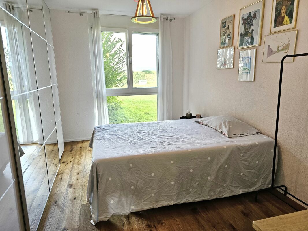 Schlafzimmer mit Tageslicht und Blick ins Grüne