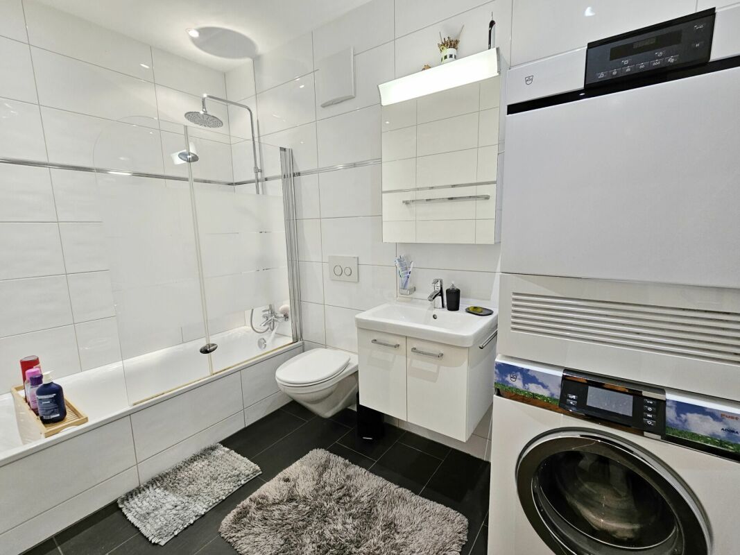 Modernes Bad mit Badewanne, Dusche und Waschmaschine