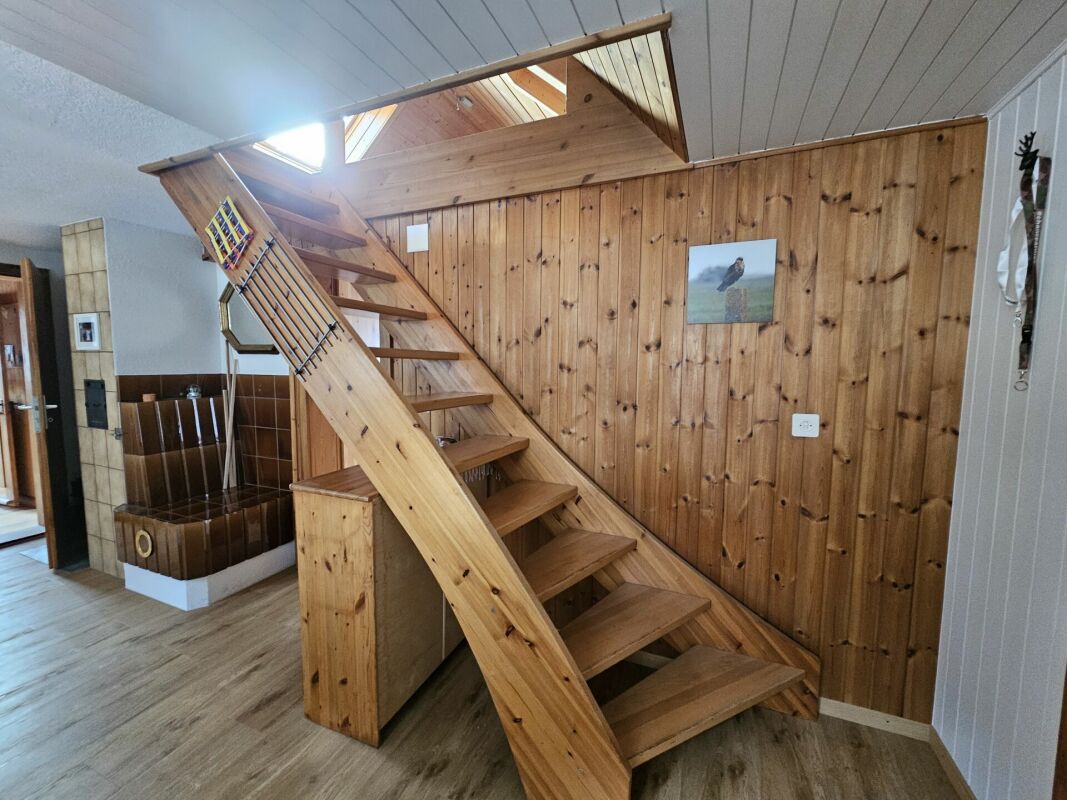 Treppe mit Holzverkleidung im Innenraum