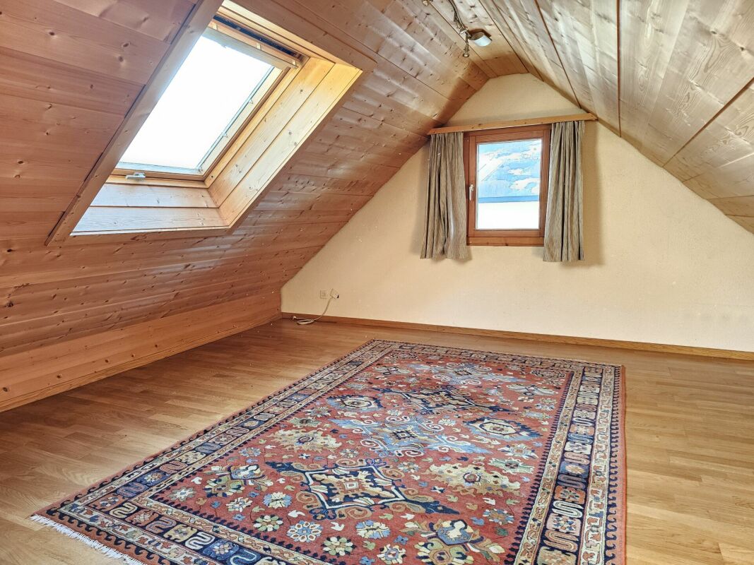 Dachgeschosszimmer mit Holzverkleidung