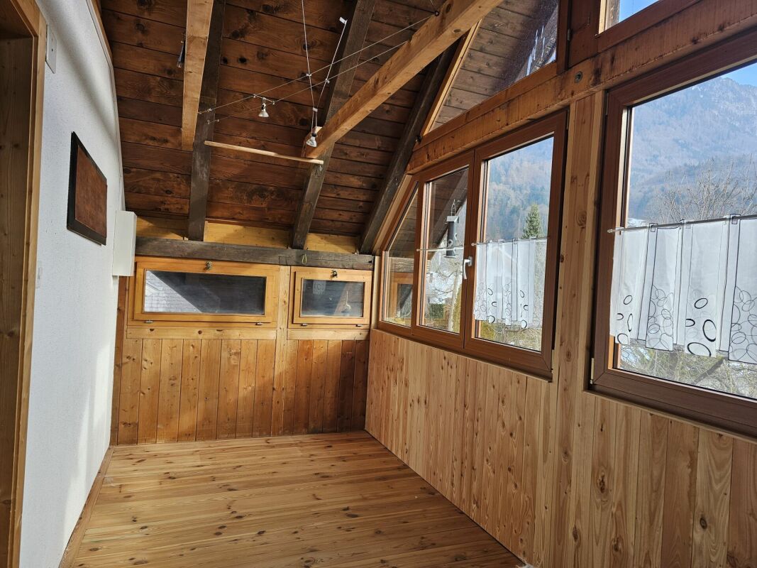 Holzverkleideter Innenraum mit großen Fenstern
