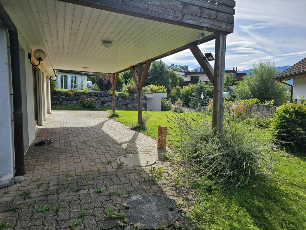 Überdachte Terrasse mit Gartenblick