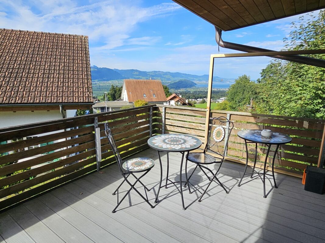 Balkon mit Berg- und Seeblick
