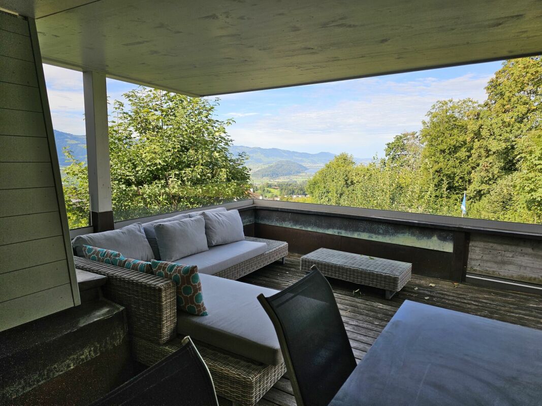 Überdachte Terrasse mit Bergblick